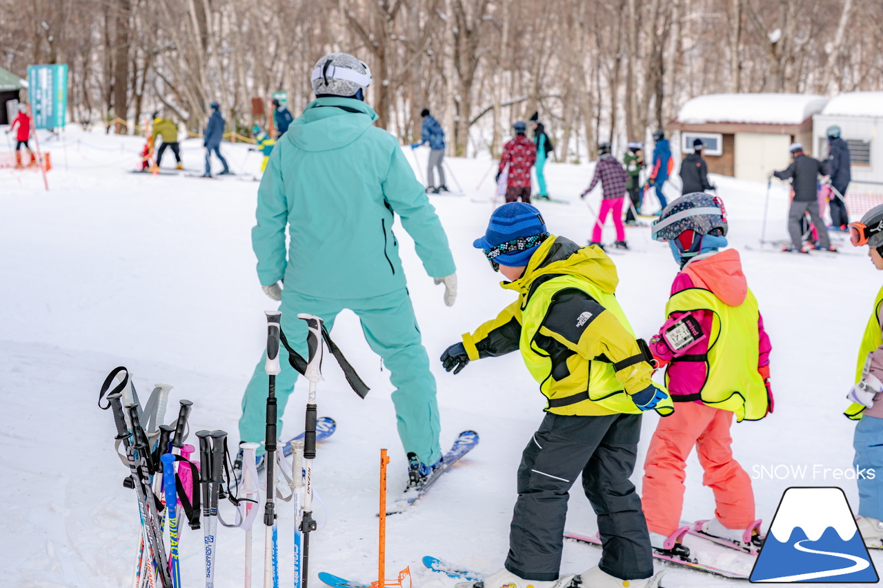 井山敬介さんと秋元日菜子さんのコンビは今年も健在！さらに、サプライズゲストも登場？！憧れのスキーヤーと一緒に雪と戯れ、『いちえ』の美味しいランチをいただく…。夢のようなイベント。めもるホールディングス presents プロスキーヤー・井山敬介さんと行く｜ダイナスティスキーリゾート